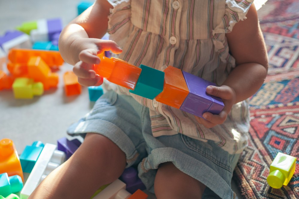 Un bambino gioca con le costruzioni